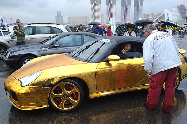 Porsche 911? обшитый золотом.