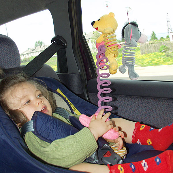 В салоне автомобиля ребенок должен себя чувствовать комфортно и безопасно.