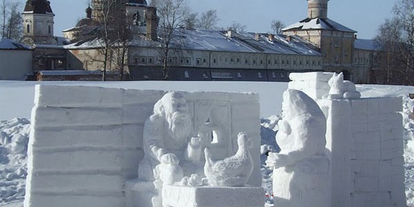 Внутри монастыря музей и выставка снежных скульптур зимой
