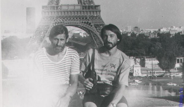 Андреев на фоне Эйфелевой башни. Париж. 1994 год