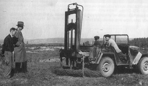 ГАЗ-67Б с буровой установкой для посадки деревьев