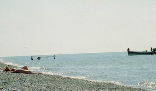 На берегу отдыхающие, а черноморские рыбаки выходят на лов в море. 1997 год.