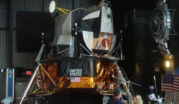 На этом спускательном аппарате астронавты высаживались на Луну.