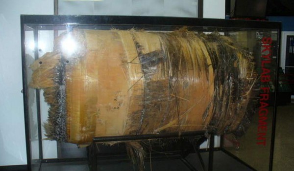 Кусок найденного фрагмента первой орбитальной станции Skylab.