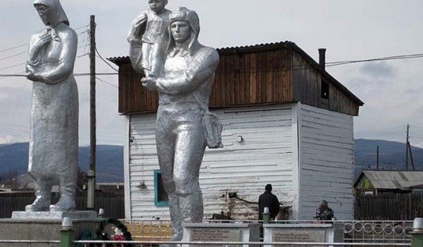 Памятник героям. Поселок Байкальское. 2010 год.