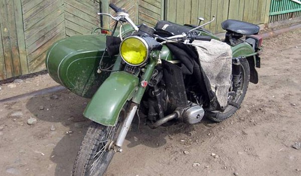 Старый советский мотоцикл. Поселок Байкальское. 2010 год.