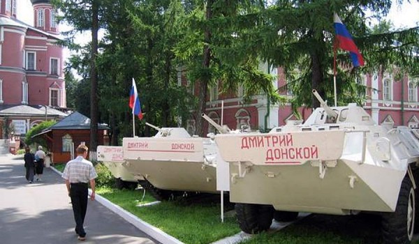 Бронетехника в Донском монастыре. Москва, 2005 год.