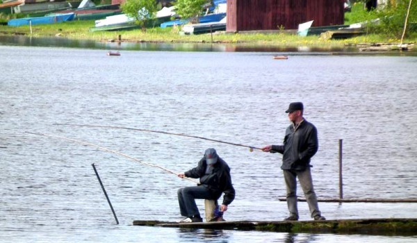 Местные рыбаки в Лядино. Архангельская область. 2011 год.