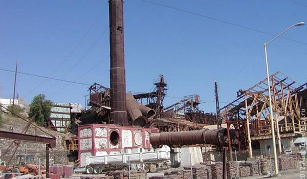 Заброшенный медеплавильный завод. Санта-Розалия. Мексика. 2011 год.